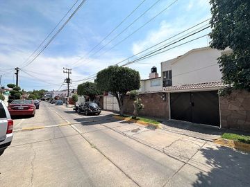 Casa en Valle Dorado (Ideal para remodelar)