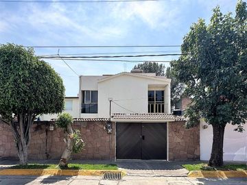 Casa en Valle Dorado (Ideal para remodelar)