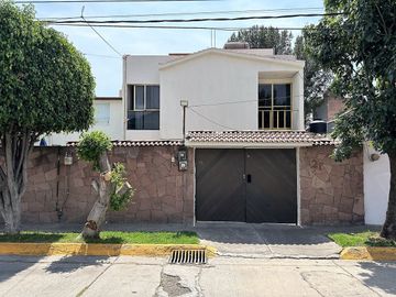 Casa en Valle Dorado (Ideal para remodelar)