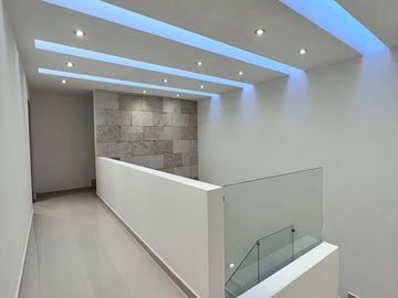 Casa en Lomas de Juriquilla con Recámara en planta baja  IG/J2