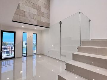 Casa en Lomas de Juriquilla con Recámara en planta baja  IG/J2