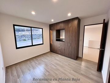 Casa en Lomas de Juriquilla con Recámara en planta baja  IG/J2