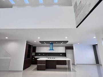 Casa en Lomas de Juriquilla con Recámara en planta baja  IG/J2