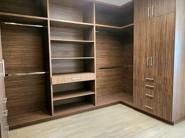 Casa en Lomas de Juriquilla con Recámara en planta baja  IG/J2