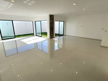 Casa en Lomas de Juriquilla con Recámara en planta baja  IG/J2