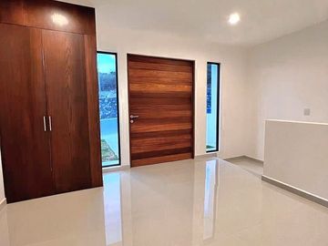 Casa en Lomas de Juriquilla con Recámara en planta baja  IG/J2