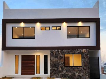 Casa en Lomas de Juriquilla con Recámara en planta baja  IG/J2