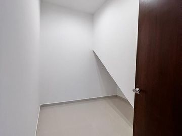 Casa en Lomas de Juriquilla con Recámara en planta baja  IG/J2
