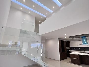 Casa en Lomas de Juriquilla con Recámara en planta baja  IG/J2