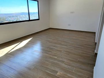 Casa en Lomas de Juriquilla con Recámara en planta baja  IG/J2