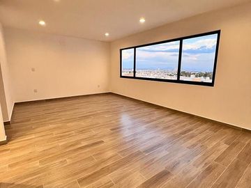 Casa en Lomas de Juriquilla con Recámara en planta baja  IG/J2