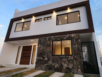 Casa en Lomas de Juriquilla con Recámara en planta baja  IG/J2
