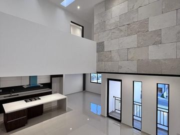 Casa en Lomas de Juriquilla con Recámara en planta baja  IG/J2