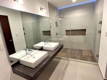 Casa en Lomas de Juriquilla con Recámara en planta baja  IG/J2