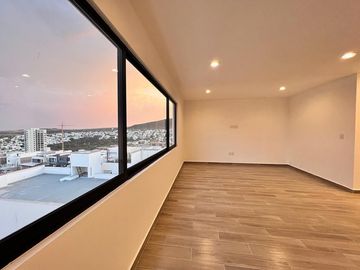 Casa en Lomas de Juriquilla con Recámara en planta baja  IG/J2