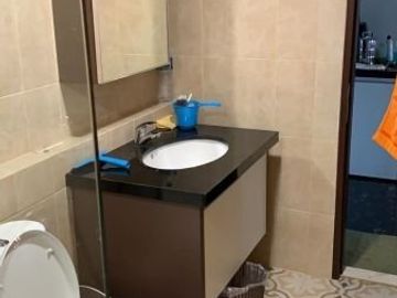 Di Jual Apartemen Cosmopolis Dekat Ubaya Surabaya Timur, 2 Bedroom Jadi 1 Luas Siap huni Bagus dengan Balkon