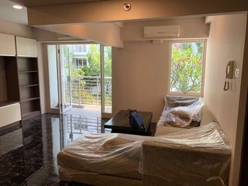Di Jual Apartemen Cosmopolis Dekat Ubaya Surabaya Timur, 2 Bedroom Jadi 1 Luas Siap huni Bagus dengan Balkon