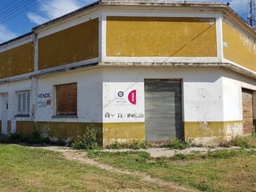 SE VENDE ESQUINA sobre AV RIVADAVIA