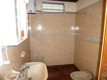 IMPORTANTE PROPIEDAD CUENTA CON CASA PRINCIPAL, UN LOCAL COMERCIAL Y UN DEPARTAMENTO.