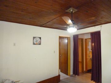 IMPORTANTE PROPIEDAD CUENTA CON CASA PRINCIPAL, UN LOCAL COMERCIAL Y UN DEPARTAMENTO.