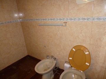 IMPORTANTE PROPIEDAD CUENTA CON CASA PRINCIPAL, UN LOCAL COMERCIAL Y UN DEPARTAMENTO.