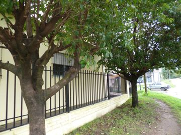 IMPORTANTE PROPIEDAD CUENTA CON CASA PRINCIPAL, UN LOCAL COMERCIAL Y UN DEPARTAMENTO.