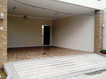 3-Storey Modern House With Pool For Sale in Angeles City
