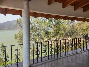 Excelente casa en renta, con vista al lago