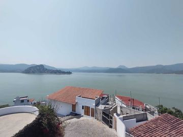 Excelente casa en renta, con vista al lago