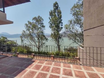 Excelente casa en renta, con vista al lago