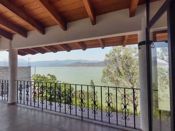 Excelente casa en renta, con vista al lago