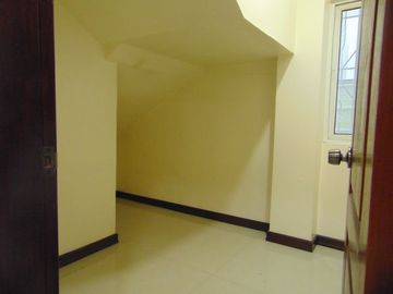 5-Bedroom House in Mabolo, Cebu City-Unfurnished and ideal with elderly or with senior citizen parents