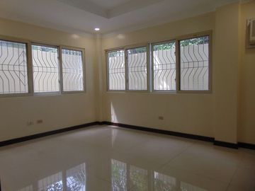 5-Bedroom House in Mabolo, Cebu City-Unfurnished and ideal with elderly or with senior citizen parents