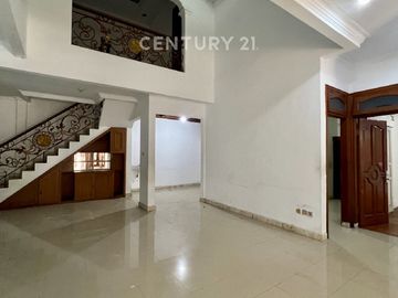 Rumah Hoek 1½ Lt Lokasi Strategis Dan Asri Di Kelapa Gading R2402