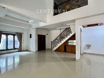 Rumah Hoek 1½ Lt Lokasi Strategis Dan Asri Di Kelapa Gading R2402