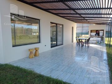 Venta - Casa 4 ambientes, Jardin - Acacias, Puertos del Lago, Escobar