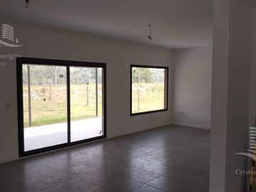 Venta - Casa 4 ambientes, Jardin - Acacias, Puertos del Lago, Escobar