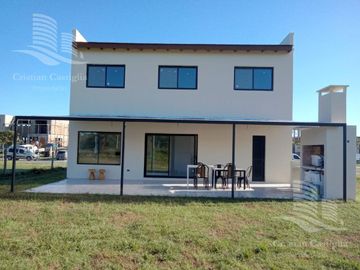 Venta - Casa 4 ambientes, Jardin - Acacias, Puertos del Lago, Escobar