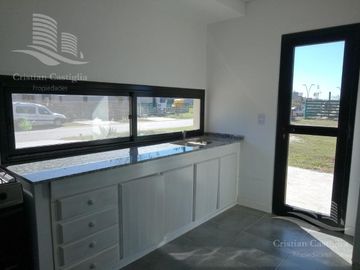 Venta - Casa 4 ambientes, Jardin - Acacias, Puertos del Lago, Escobar