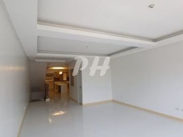 Luxury Townhouse for Sale in Kamias Q.C near EDSA PH1001