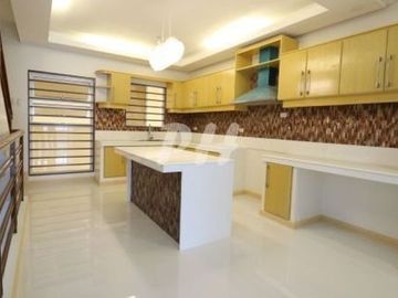 Luxury Townhouse for Sale in Kamias Q.C near EDSA PH1001