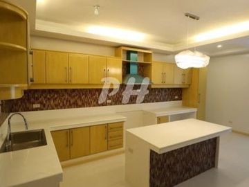 Luxury Townhouse for Sale in Kamias Q.C near EDSA PH1001