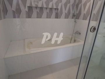 Luxury Townhouse for Sale in Kamias Q.C near EDSA PH1001