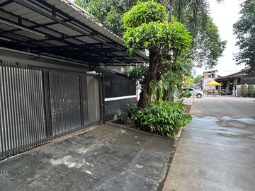 Rumah Strategis 15 Menit ke Faskes di Duren Sawit Dibantu KPR J-54754
