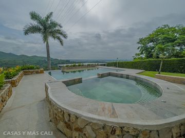 Casa en condominio venta vía Dapa. Cod V5733