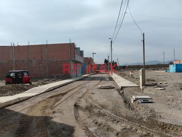 Este Terreno (Mz A, Lote 17) está ubicado en la mejor zona de la Hermosa Ciudad de la Provincia de Barranca ( Norte Chico). Se encuentra a 5 minutos d