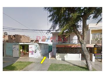 Esta propiedad, que se vende como terreno, es una GRAN OPORTUNIDAD para VIVIENDA o NEGOCIO por su ubicación privilegiada: muy cerca a UPN (Universidad