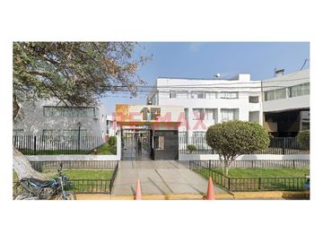 Esta propiedad, que se vende como terreno, es una GRAN OPORTUNIDAD para VIVIENDA o NEGOCIO por su ubicación privilegiada: muy cerca a UPN (Universidad