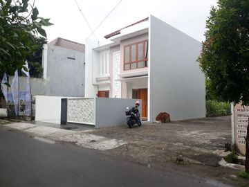 RUMAH TERBARU 2 LANTAI MEWAH DI DEKAT JEC DAN GEMBIRA LOKA ZOO