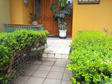 CASA BONITA SUPER AMPLIA FRENTEA